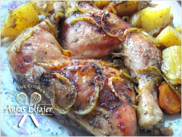 دجاج مشوي مع الخضار المشكل في الفرن
