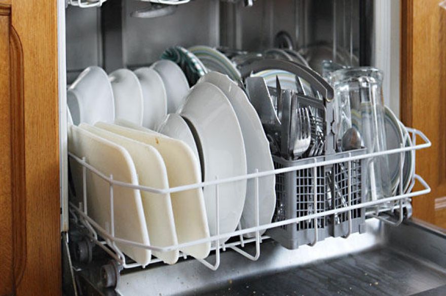 طريقة تنظيف غسالة الأطباق