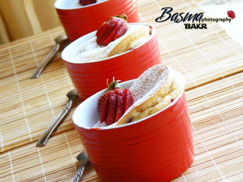 طريقة عمل فطيرة الفراولة بقوالب السوفليه . الوصفة دى تنفع بالفراولة أو العنب بدون بذر طبعا ، أو بالمشمش أو الخوخ أو التين أو التوت .. اختارو الفاكهة