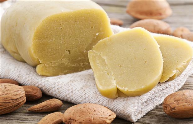 طريقة عمل عجينة اللوز