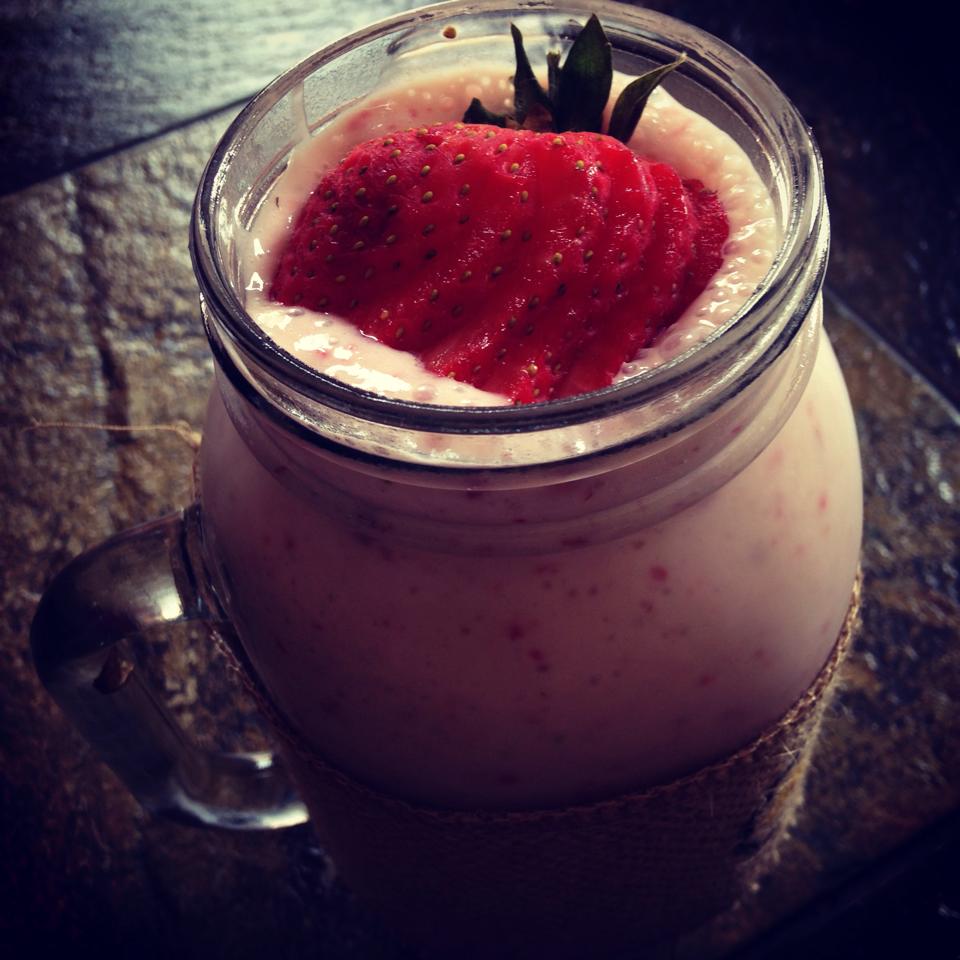 ريقة عمل سموثي الموز والفراولة