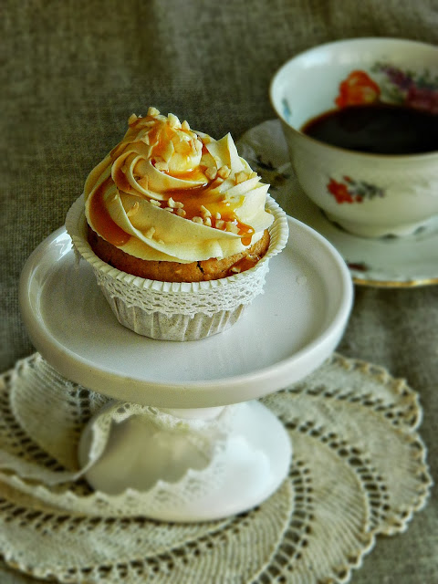 طريقة عمل كب كيك الكراميل و البندق طريقة عمل كب كيك الكراميل و البندق