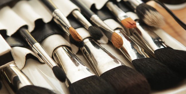 طريقة تنظيف فرش المكياج