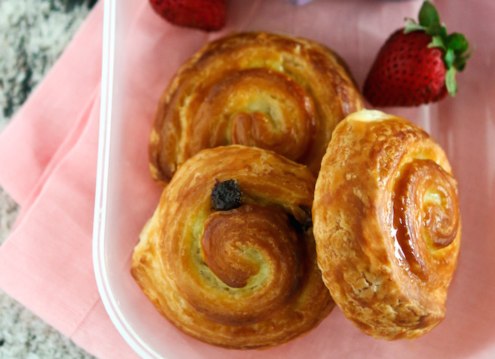 طريقة عمل رولات الزبيب و الكسترد