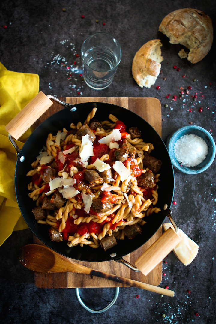 طريقة عمل باستا أربياتا بالسجق