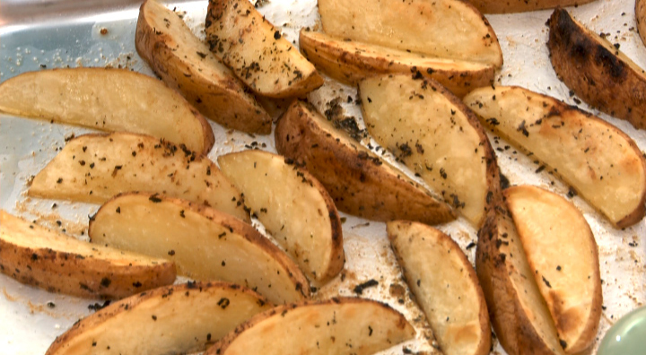 طريقة عمل بطاطس ويدجز من مطبخ آسيا