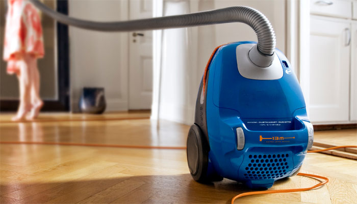 طريقة تنظيف المكنسة الكهربائية