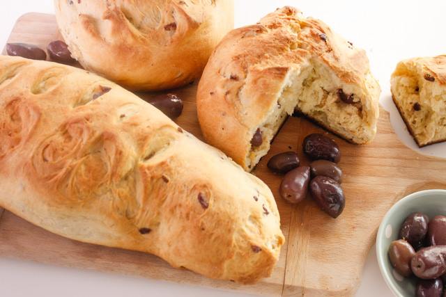 طريقة عمل خبز الزيتون والزعتر