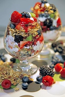 كاسات الجرانولا و التوت الصحي طريقة عمل حلى الجرانولا