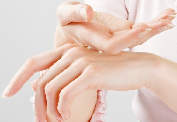 طرق تبييض اليدين و تنعيمهما