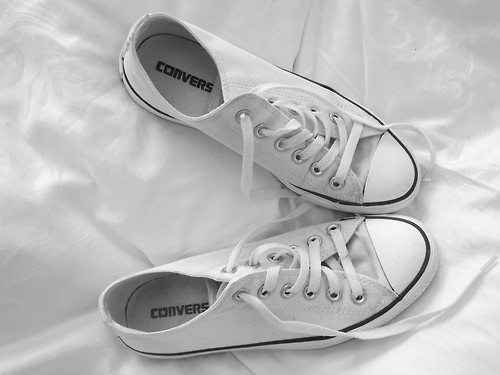 طريقة تنظيف الحذاء الرياضي الأبيض