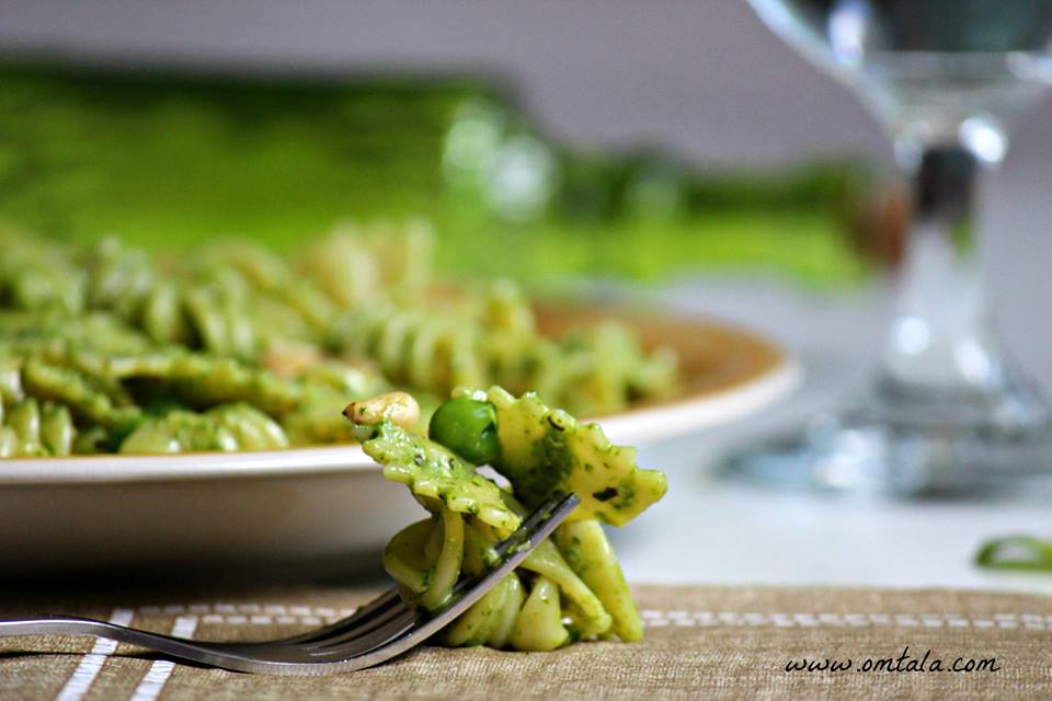 طريقة عمل باستا الريحان و البازيلاء طريقة عمل مكرونة بصلصة البيستو