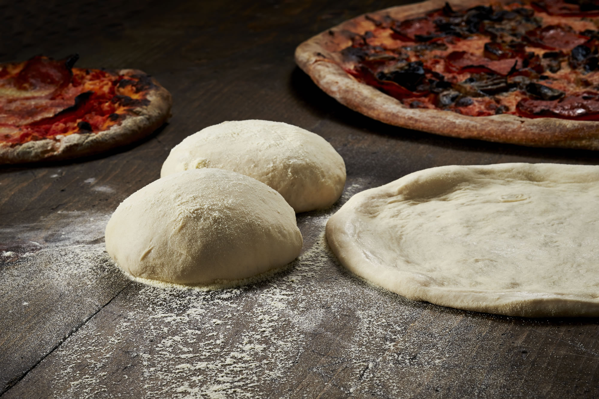Рецепт тонкого теста для пиццы быстро. Тесто для пиццы. Итальянское тесто для пиццы. ТСОО для пицца. Пицца дрожжевая.