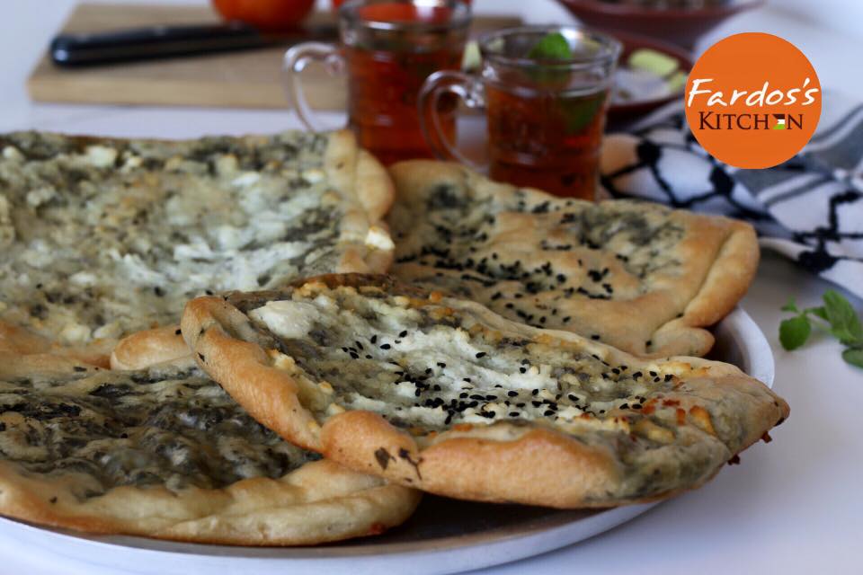 طريقة عمل أرغفة الزعتر الأخضر بالجبن