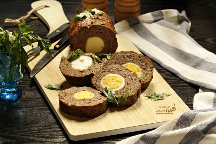 رول اللحم المفروم بالبيض المسلوق