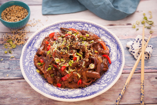 شرائح اللحم المقلية بالمشروم والفلفل الاحمر شرائح اللحم المقلية بالمشروم والفلفل الاحمر