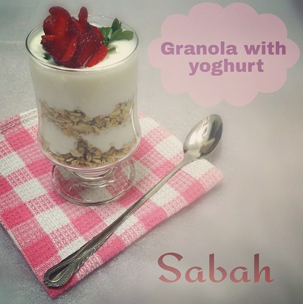 كاسات الجرانولا مع اللبن الزبادي