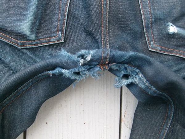 علاج قطع البنطلون الجينز من الحجر