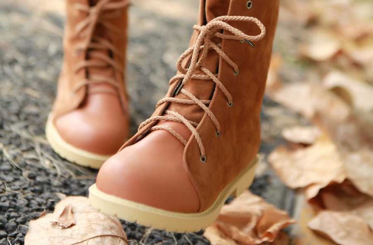 طريقة تنظيف الأحذية الشمواه