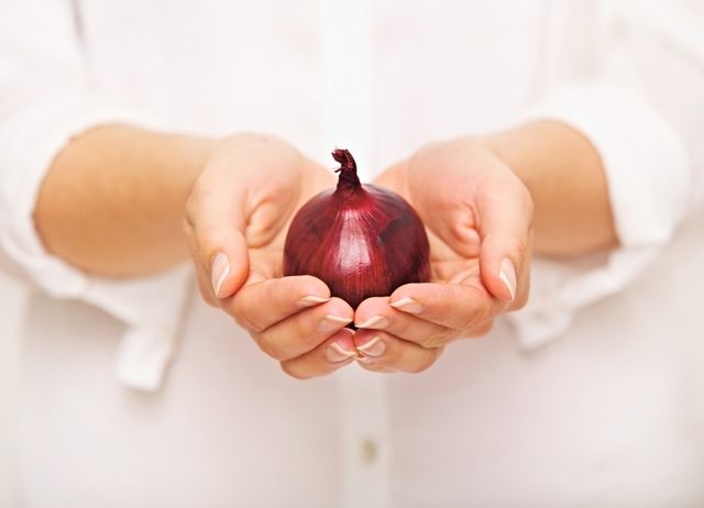 كيف تتخلصين من بقايا روائح الطعام من يديك