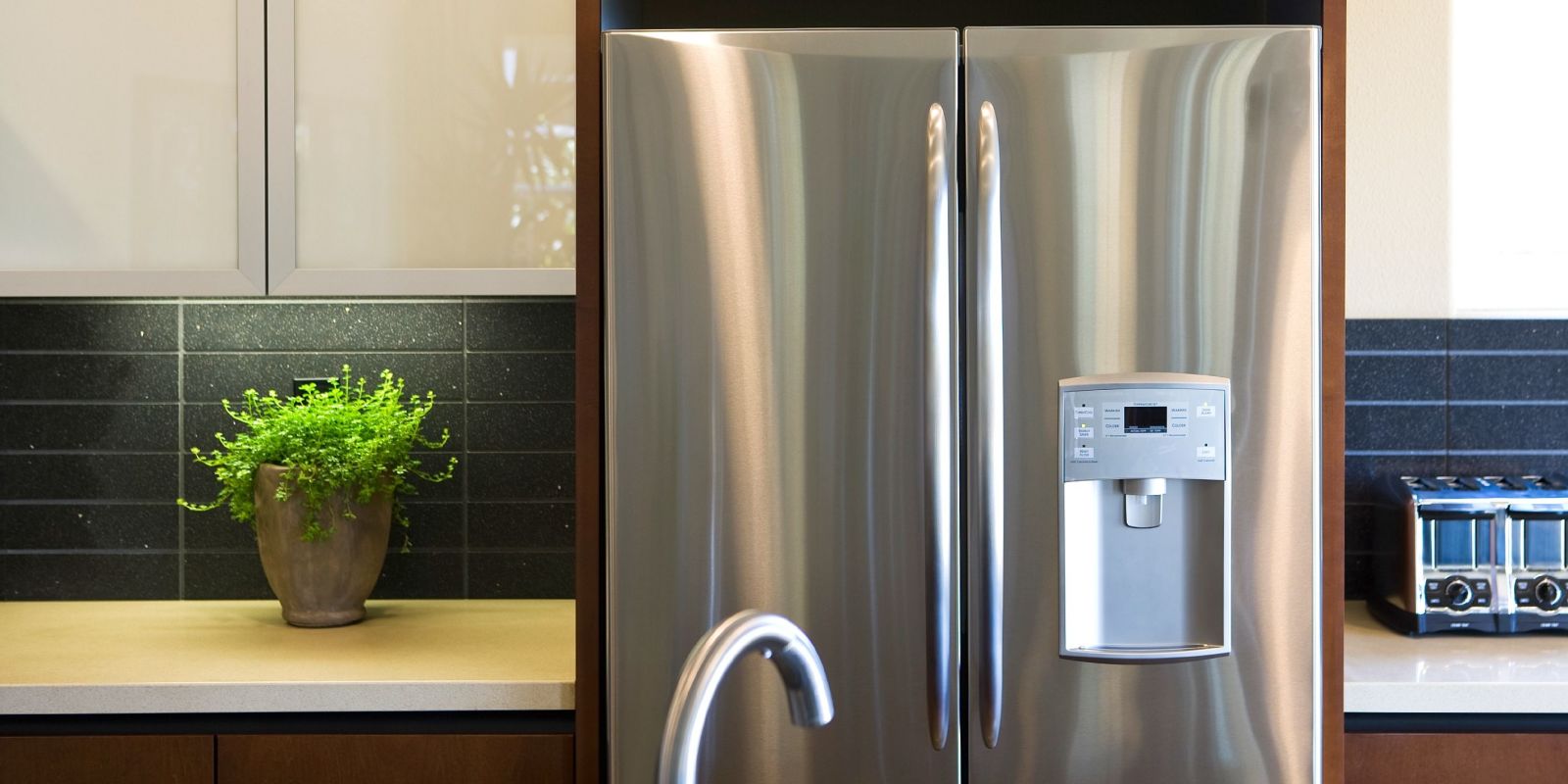 تعرفي على طريقة تنظيف و ترتيب الثلاجة تعرفي على طريقة تنظيف و ترتيب الثلاجة