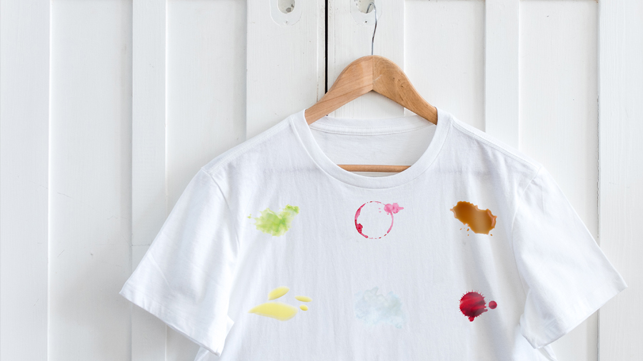 ازالة البقع من الملابس حسب نوع القماش بكل سهولة