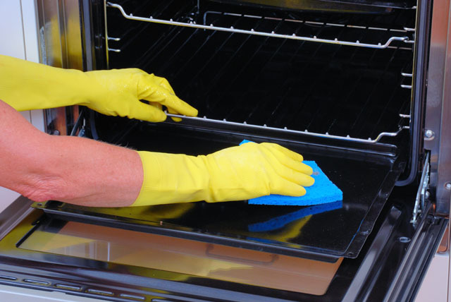 كيفية تنظيف الفرن من الزيت