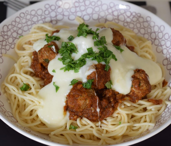 سباجيتي بكرات اللحم و الصلصة البيضاء سباجيتي بكرات اللحم و الصلصة البيضاء