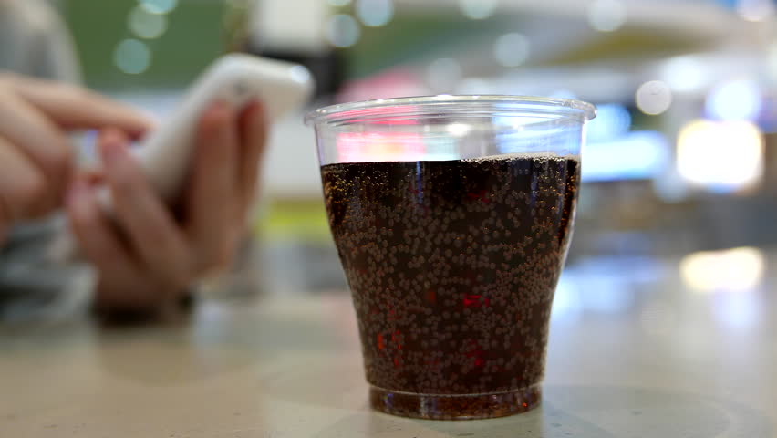 أضرار شرب المياه الغازية على صحتك تعرفي عليها