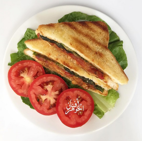 سندويتش جبنة حلوم مع دبس الرمان