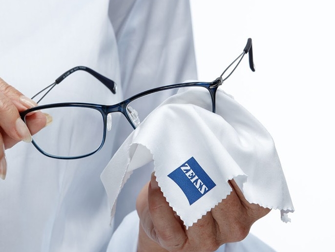 تنظيف النظارة الطبية و الشمسية بطريقة صحيحة