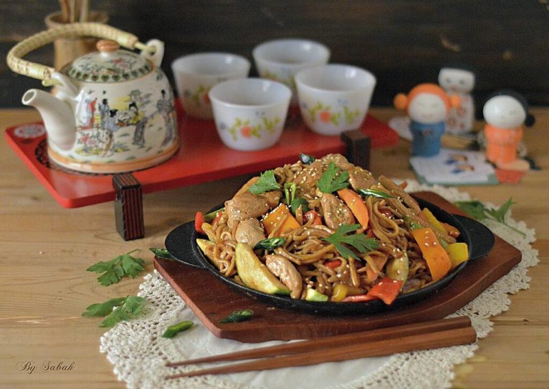 طريقة عمل النودلز الصينية بالدجاج و الخضروات طريقة عمل النودلز الصينية بالدجاج و الخضروات