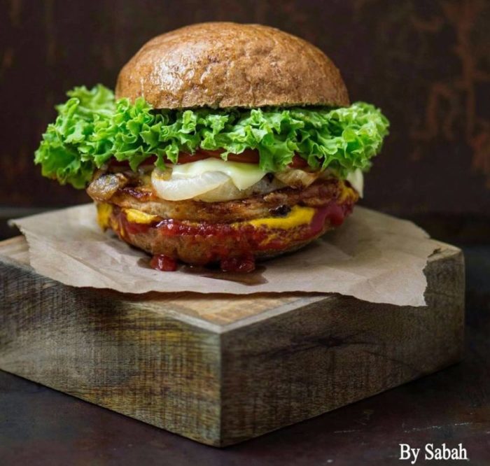طريقة عمل برجر الدجاج المنزلي الصنع طريقة عمل برجر الدجاج المنزلي الصنع