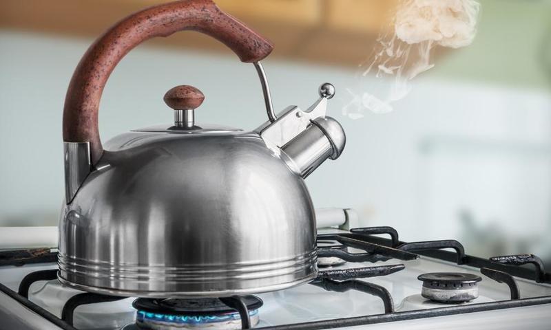 3 طرق مختلفة تساعدك على تنظيف إبريق الشاي الإستانلس تعرفي عليها
