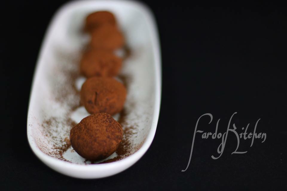 طريقة عمل كرات الشوكلاتة الداكنة اللذيذة( ترافل الشوكلاته)