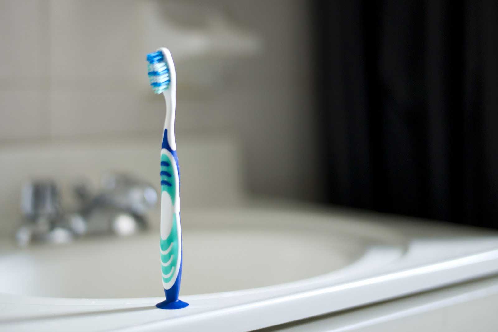 10 إستخدامات لفرشاة الأسنان القديمة تعرفي عليها 10 إستخدامات لفرشاة الأسنان القديمة تعرفي عليها