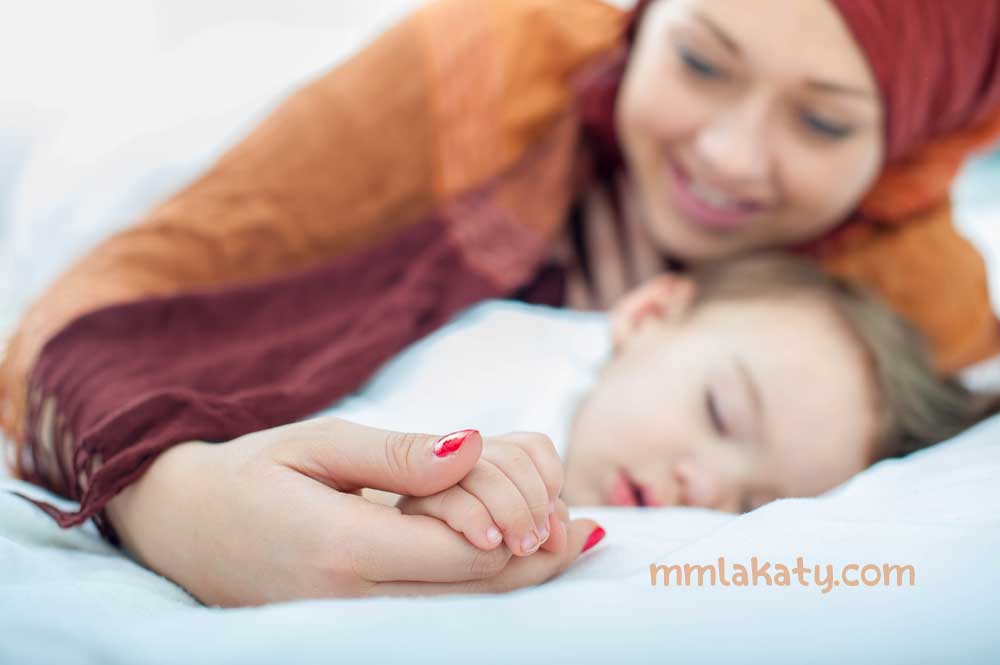 تقبيل الطفل من الفم عادة خطيرة يمكن أن تودي بحياة الطفل