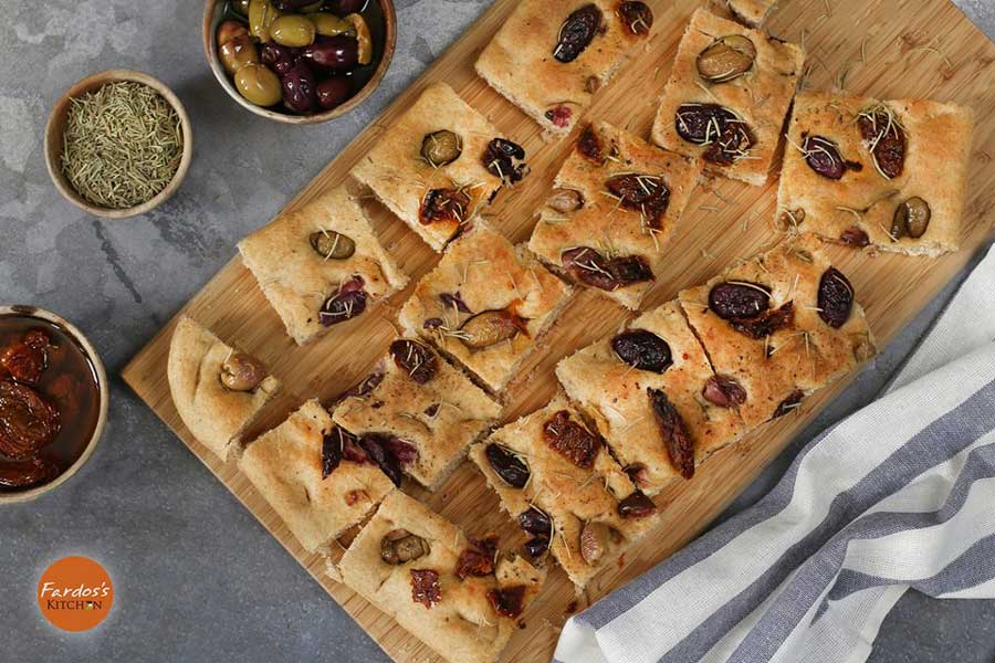 طريقة عمل خبز الفوكاتشيا الإيطالي طريقة عمل خبز الفوكاتشيا الإيطالي