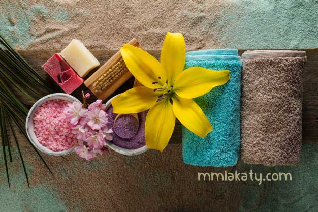 طريقة-إستخدام-زيت-الورد-لتفتيح-البشرة-و-العناية-بها إستخدامات زيت الورد