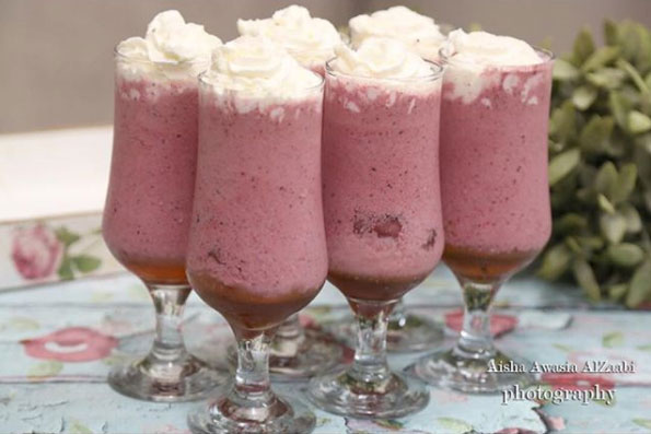 عصير حليب جوز الهند و الفراولة مع التوت