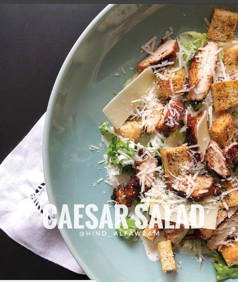 سلطة-سيزر-الاصليه-مع-الصوص-بالدجاج-المشوي سلطة سيزر الاصليه مع الصوص بالدجاج المشوي