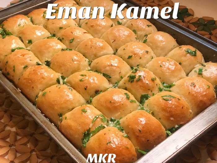 خبز بالثوم والزبدة والبقدونس