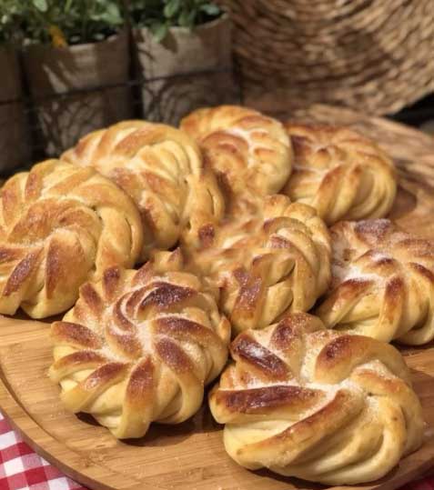طريقة عمل مخبوزات بالزبدة والسكر لذيذة وهشة