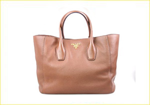5- " برادا " حقيبة الكتف النسائية من الجلد بني اللون.