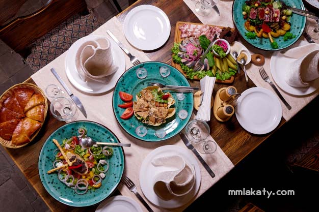 طريقة ترتيب طاولة الطعام للضيوف