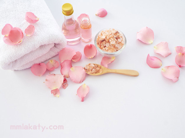 أفضل خلطات ماء الورد للوجه الطبيعية