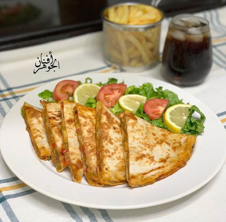 طريقة عمل كاساديا الدجاج بالأجبان المشكلة طريقة عمل كاساديا الدجاج بالأجبان المشكلة