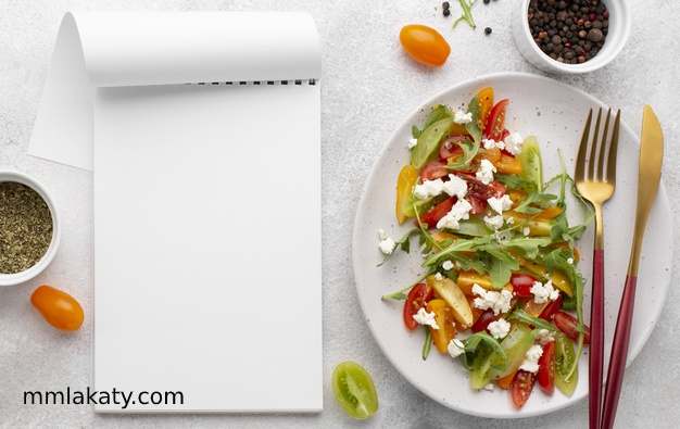 top-view-tomato-mix-salad-with-feta-cheese-blank-notebook_23-2148700392 (1) نظام غذائي للتخسيس لمدة شهر