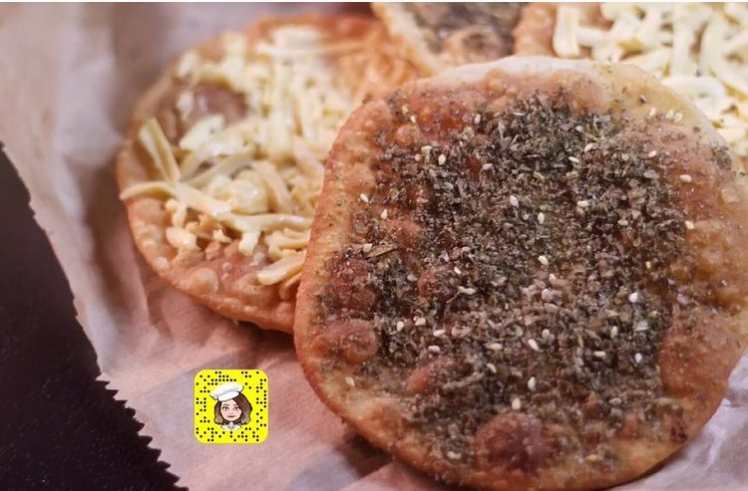 طريقة عمل مخبوزات بالزعتر هشة ولذيذة طريقة عمل مخبوزات بالزعتر هشة ولذيذة