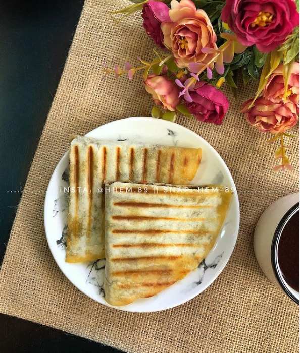 طريقة عمل كاساديا بالجبن والزعتر طريقة عمل كاساديا بالجبن والزعتر